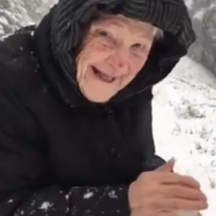 Maður er aldrei of gamall til að leika sér og þessi 101 árs sannar það
