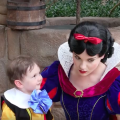 Einhverfur drengur fellur gjörsamlega fyrir Mjallhvíti í Disney garði