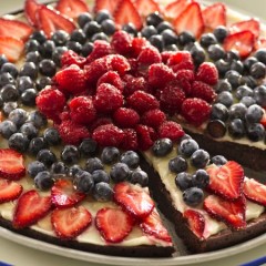 Ómótstæðileg brownie-pizza þakin ferskum berjum